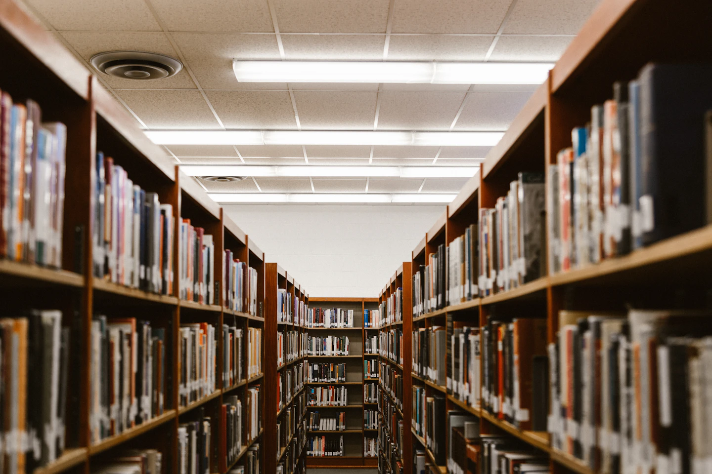 Regały biblioteczne — zdjęcie ilustracyjne, nie wnętrze szkoły POGŁOS